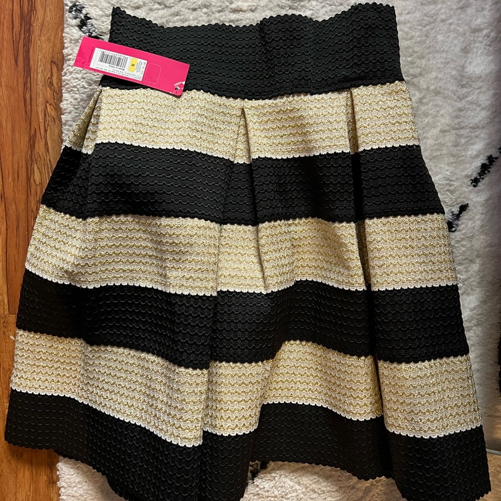 NWT  XHILARATION black and gold skirt.